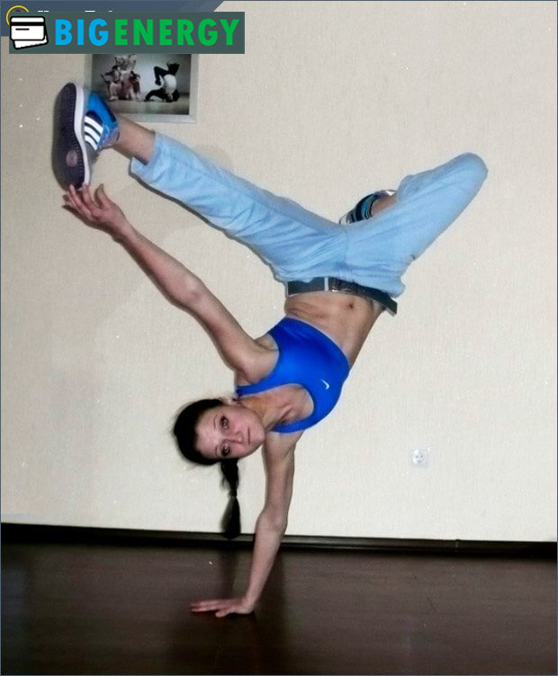 Оксана стоїть на одній руці