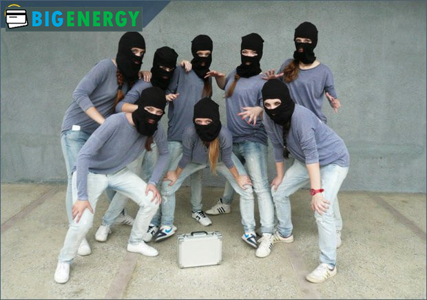 Дівчата в чорних шапках