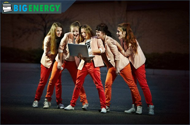 Дівчата на сцені з ноутбуком