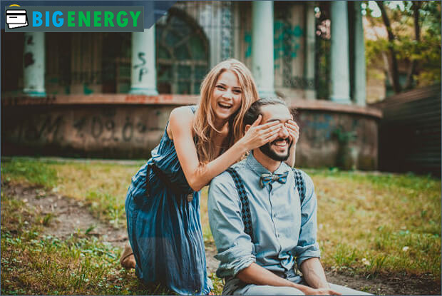 Робота фотостудії - дівчина закрила очі хлопцеві