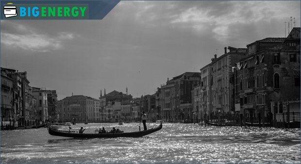 Човен на фоні міста