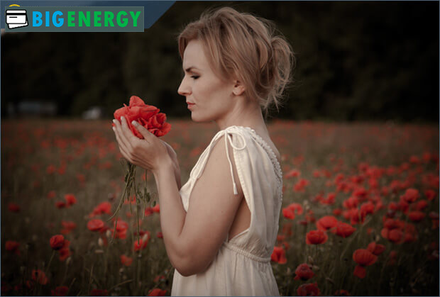 Дівчина з квітами в руках