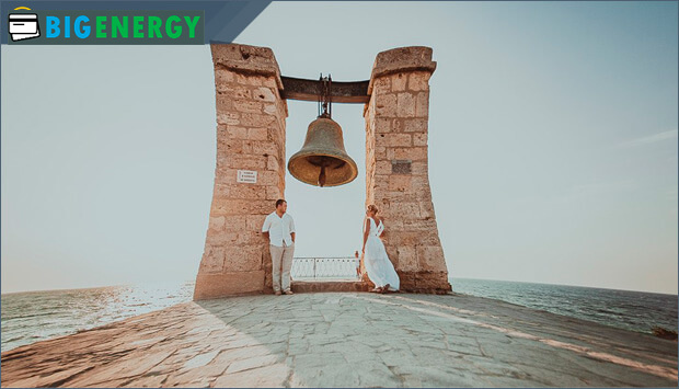 Фоторобота - дзвіниця на тлі моря