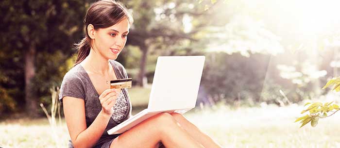 Вартість перекладу залежить від типу картки відправника (кредитна, миттєва, елітна), а також того, які засоби використовуються – особисті або кредитні як здійснюється SMS переклад з карти на карту Приватбанку